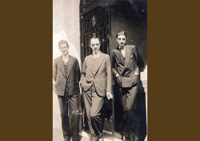Un joven Alberto Arregui (a la izquierda), de apenas 17 años, posa junto a su padre, el guipuzcoano Francisco Arregui, y su hermano Eduardo, alrededor de 1930, en Lima, Perú. (Foto cortesía de Marita Arregui).