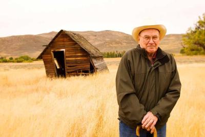 Un sonriente Pete Cenarrusa posa en 2009 en la granja de Fish Creek, Idaho (foto Glenn Oakley©. https://lavalake.files.wordpress.com/2009/12/pete_lbiskay.jpg)