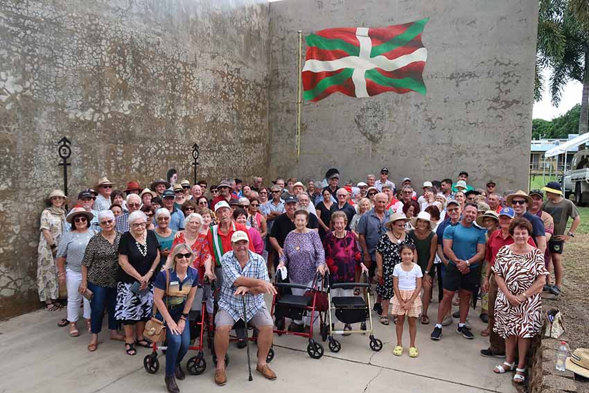 Trebonneko euskal frontoiaren berrinaugurazio ekitaldira bildu zirenen talde-argazkia