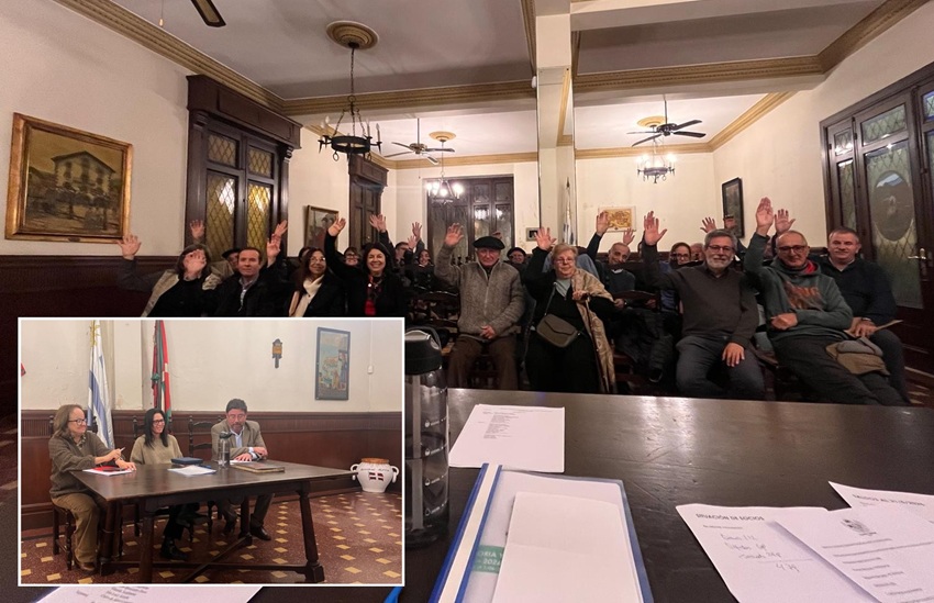Euskal Erriako Amalia Echeverrigaray (idazkaria) eta Paola Rossano (orain diruzaina), Pablo Marques San Martín lehendakari berriarekin