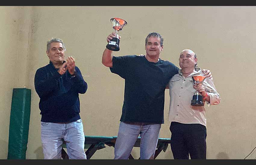 Javier Clúa, lehendakari de Euzko Etxea de La Plata, aplaude a los chilenos Alfonso Mendiburu y Francisco Martínez, campeones de esta 15ª edición del torneo muslari Mercomus