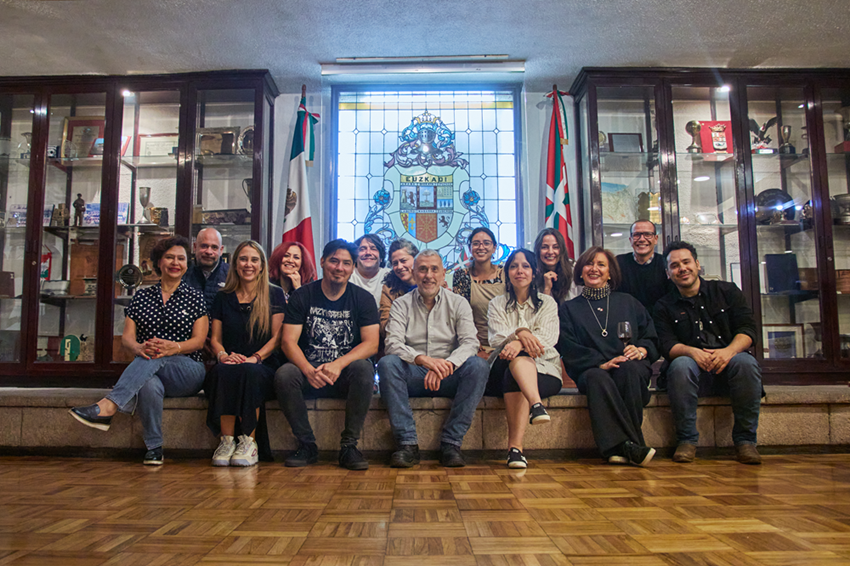 Paul Urkijo y su equipo de trabajo en el transcurso de la visita que giraron a Euskal Etxea de México (foto Juan Dopico - Caostica MX)