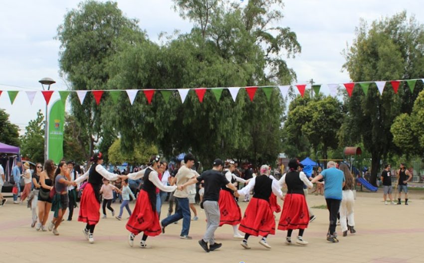Imagen del Primer Encuentro Vasco Chileno en la Comuna La Granja, Santiago: los espectadores participan de la kalejira