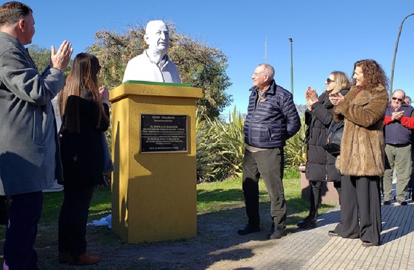 Mus Txapelketa Nazionala bertan abiatu baino ordu batzuk lehenago inauguratu dute Macachinen Iñaki Unamuno bergararraren omenezko bustoa. Irudian, bere ondoan, txaloka, Arantxa Anitua eta Sara Pagola. Zorionak, Iñaki!