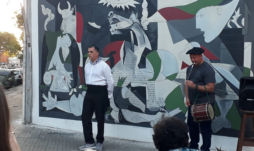 Inauguración del mural "Guernica" en el Centro Euskaro