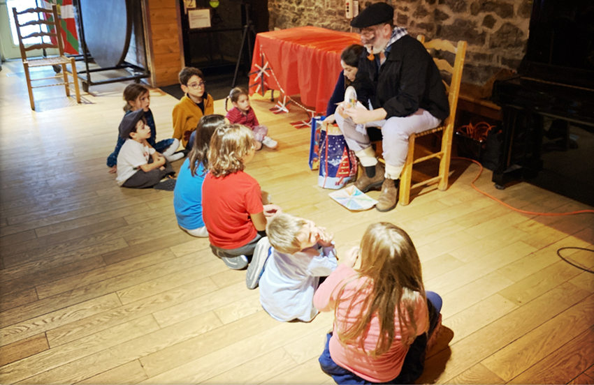 Olentzero Montrealeraino ere iritsi eta Euskaldunak Quebec-eko txikienekin mintzatzeko eta ipuin kontari ibiltzeko modua izan zuen