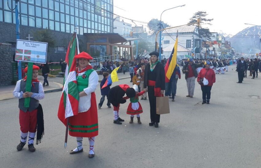 Representatives of the Basque community in Tierra del Fuego in the parade for the 132nd anniversary of the city of Ushuaia