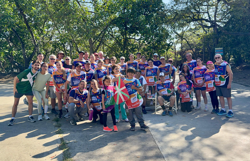 Poz-pozik ekin zioten Caracaseko Euzko Etxekoek euren lehenengo Korrika antolatzeari, belaunaldi guztietako partaideak lagun