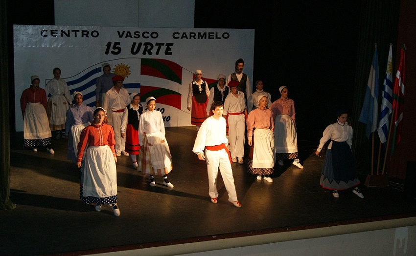Fiesta por el 15º aniversario del Centro Vasco de Carmelo