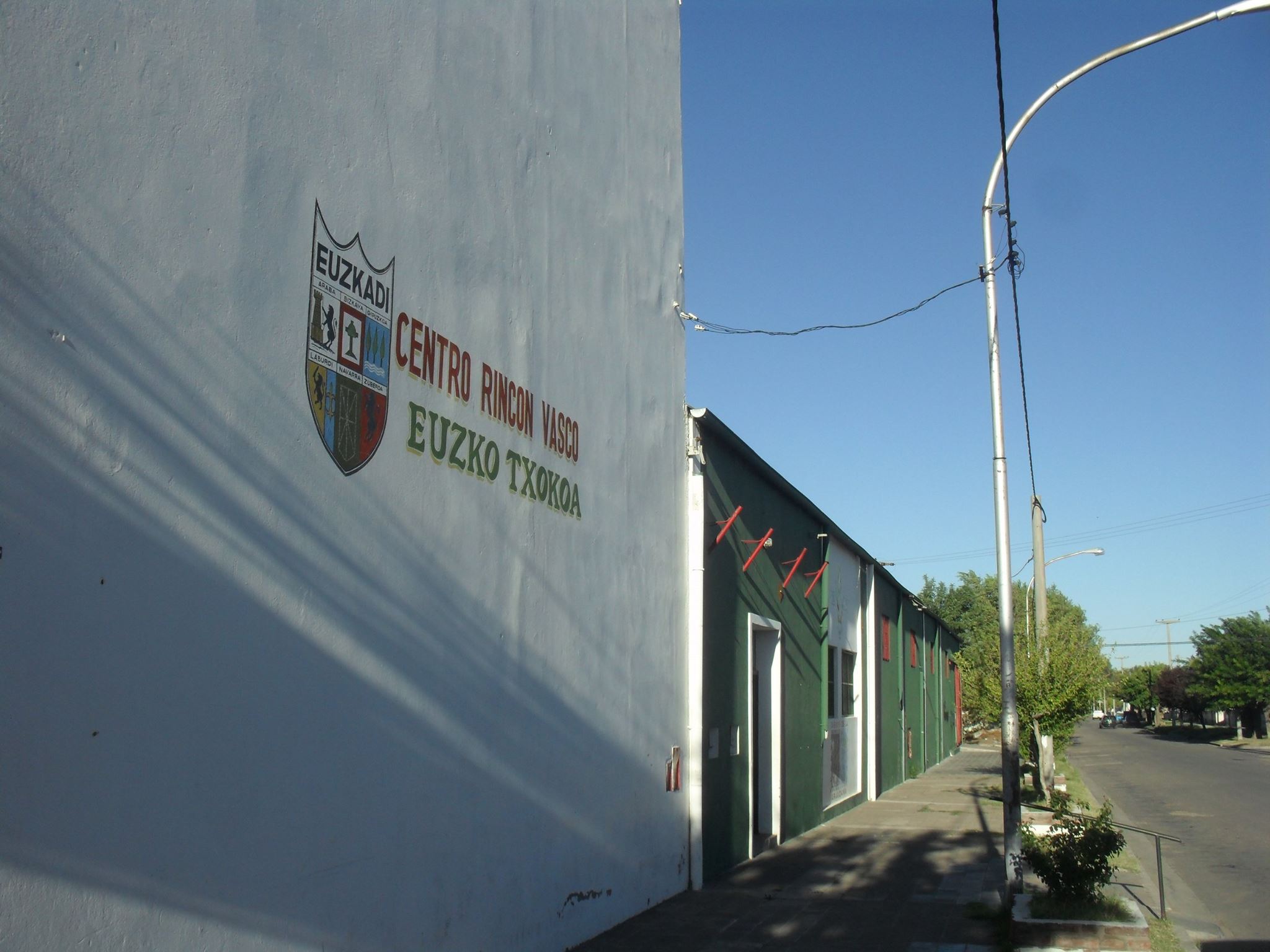 Fachada del centro vasco Euzko Txokoa de General Acha