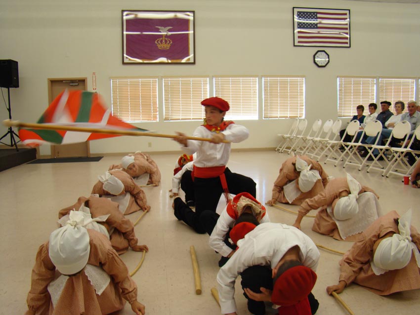 Iparreko Ibarra Basque Club will celebrate next Saturday its 10th anniversary. Image of a previous ediion, 2008 Picnic & Kantari Eguna (photo IIBC) 