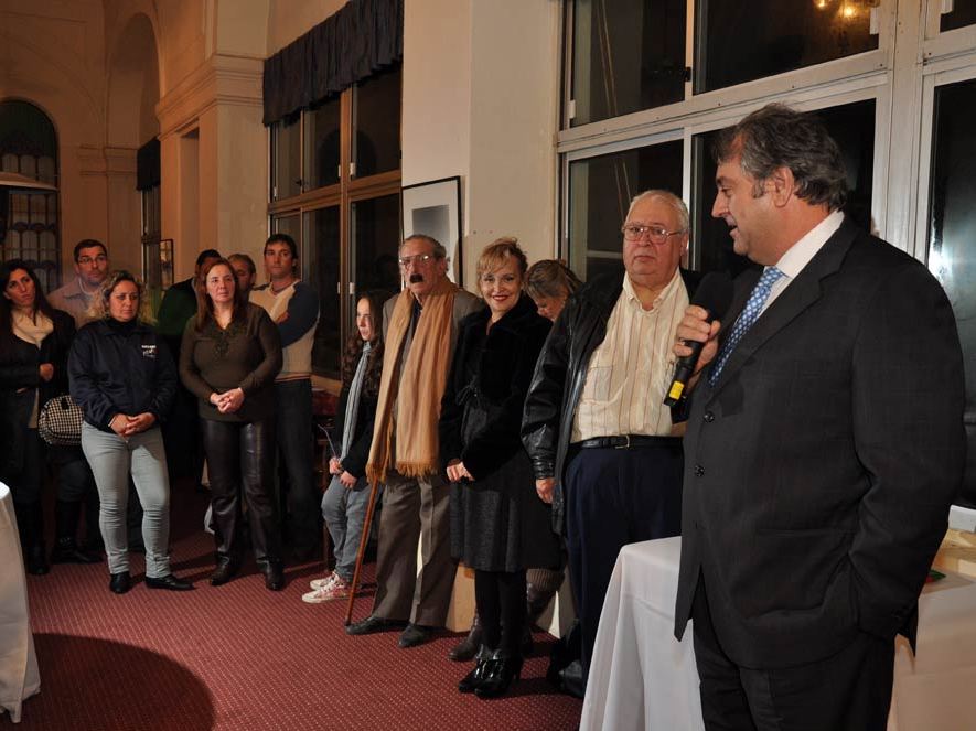 Imagen de la inauguración de Mercomus de 2011, en que la organización recayó asimismo en el Centro Euskaro de Montevideo. Micro en mano, Juan Pedro Arin, presidente de la centenaria institución (foto Irekia)