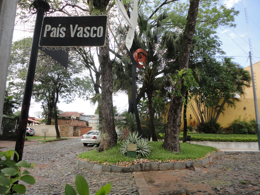 Asunciongo (Paraguai) Pais Vasco kalea eta bertako uhartetxo batean dagoen Gernika izeneko eskultura, Gustavo Beckelman egile, 2001ean inauguratua. Ekitaldia egingo da bertan asteartean (argazkia EuskalKultura.com)