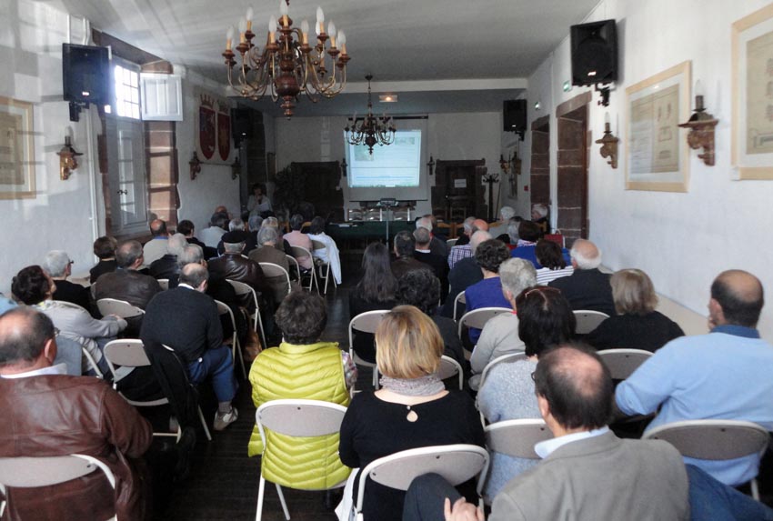 Image of a prior General Assembly meeting of Euskal Argentina at the town hall in Donibane Garazi (photoEuskalKultura.com)