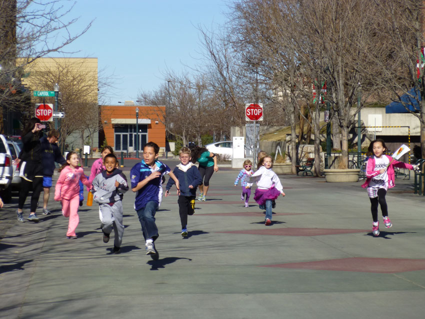 El Centro Vasco de Boise ha organizado hasta la fecha un buen número de actividades para aquellas familias y ciudadanos que gustan de pasear o correr (en la imagen, niños y niñas corriendo en la Korrika del pasado año). Ahora convoca a los aficionados a p