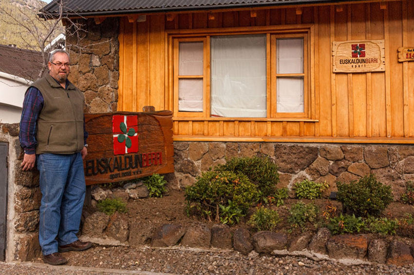 Gustavo Iturralde junto a las cabañas y hotel Euskaldunberri (foto EuskalKultura.com)