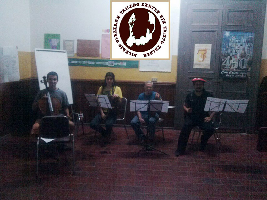 Ensayo de la agrupación Olaran para el estreno de mañana. De izquierda a derecha, Ignacio Tejeda (violonchelo), Francisca de Negri (viola y voz), Ramon Garay (violín) y Gotzon Espinosa (txistu). (foto Agrupación Olaran)