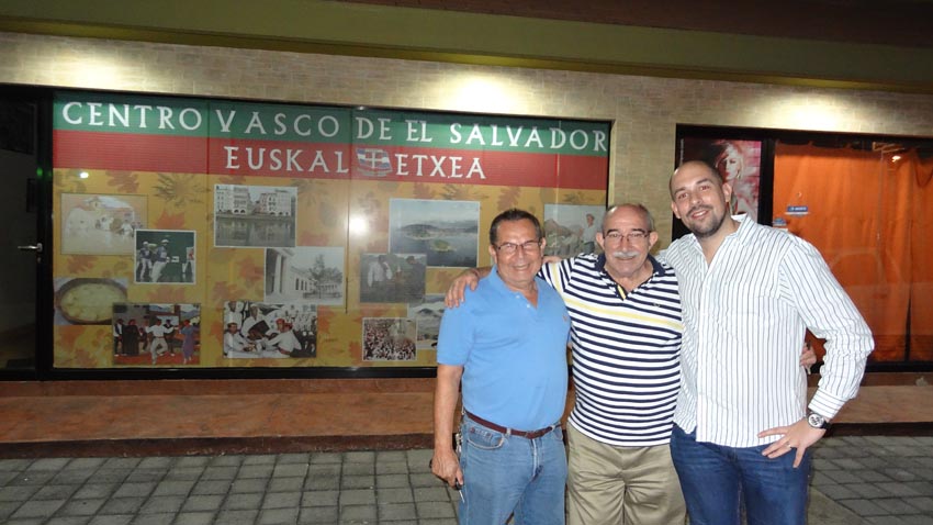 Frente a la sede institucional de Euskal Etxea de El Salvador (foto EuskalKultura.com)