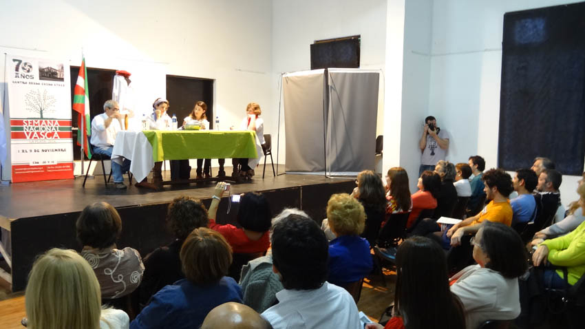 Teatro leído en la Semana Vasca: representando la obra "A(nt)ZE(z)LANA!" de Sabrina Otegui y Marcela Inda ayer jueves en el Centro Cultural Islas Malvinas, con éxito de público y crítica (foto EuskalKultura.com)