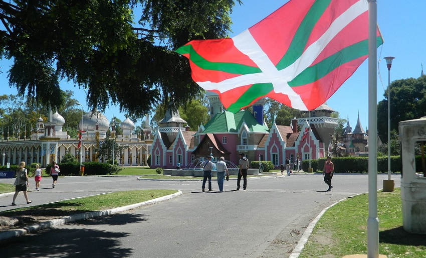 The Republica de los Niños was decorated with ikurriñas to welcome the Basque delegations that attended the FEVA meeting on Saturday morning, and the closing banquet held on Sunday (photo Colectivitidades in La Plata)