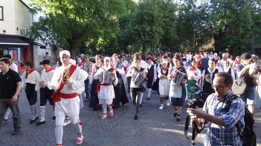 Dantzaris, músicos y participantes en general de la Semana Vasca recorrieron las calles de La Plata en alegre kalejira hasta llegar al recinto en que se desarrollaría la Gala del sábado. Sonaron txistus, trikitixas, albokas, panderos, xirulas, ttunttunes 