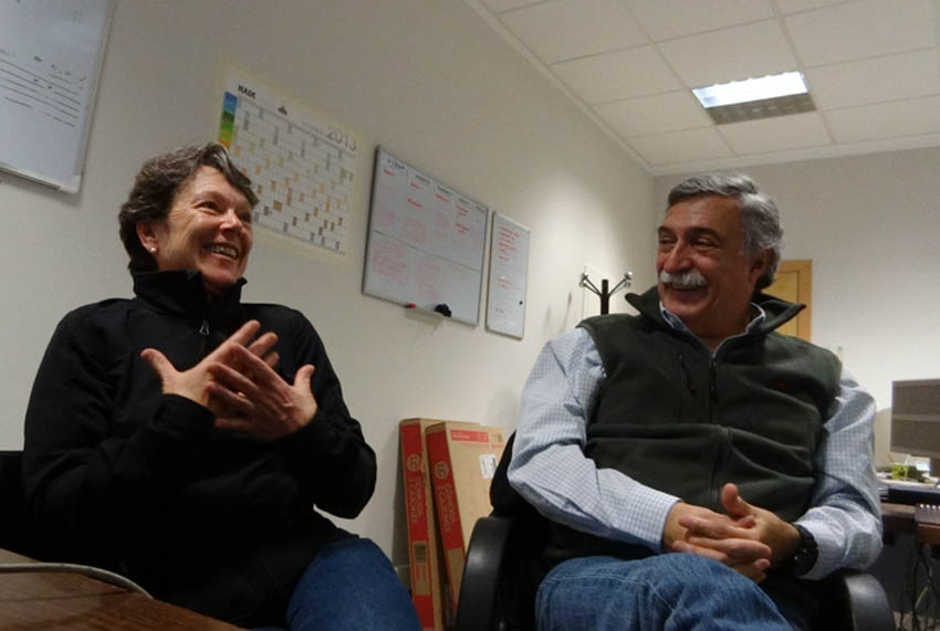 La pareja vasca uruguaya visitó ayer la sede de EuskalKultura.com en Donostia y se entusiasmó hablando de todos los lugares del país recorridos en su estadía de algo más de un mes por toda Euskal Herria (foto EuskalKultura.com)