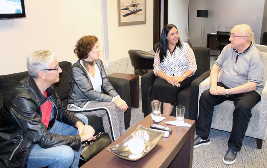 Patxi Baztarrika (first on the right) and Sara Pagola (second on the left) talk with representatives from the Secretary of Linguistic Policy in Paraguay-Paraguái Ñe’ẽnguéra Sãmbyhyha