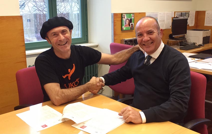 Aiko musician Sabin Bikandi and Javier Garaizar, vice-rector of the Araba Campus of the University of the Basque Country signing the agreement 