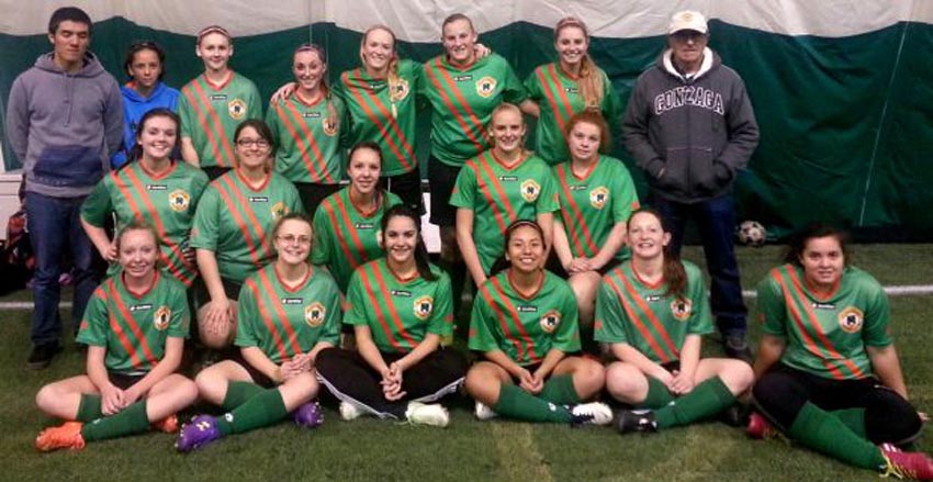 El gernikarra Ramon Zugazaga bautizó con el nombre vasco de Indar a este equipo de fútbol femenino de Elko, en Nevada. Zugazaga, en la imagen a la derecha, viste el jersey de Gonzaga.
