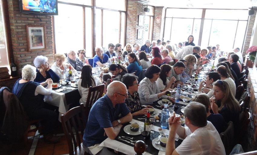 The meal at the 2015 Basque-Venezuelan get-together in Galdakao.  Diners were spread through different rooms at the venue (photoEuskalKultura.com)