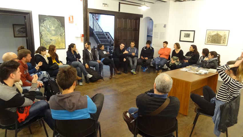 Encuentro el pasado sábado en el Museo Victor Hugo de Pasaia entre representantes de Albaola, la presidenta del Consejo de la Juventud de Euskadi y los jóvenes participantes en Gaztemundu 2015, acompañados de Asier Vallejo, director para la Diáspora del G