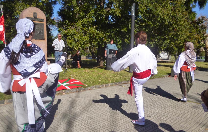 Aurresku performed by the Eusko Indarra dancers at Gernika Plaza in Montevideo to mark the 78 anniversary of the bombing (photo Uruguaiko Azken Berriak)