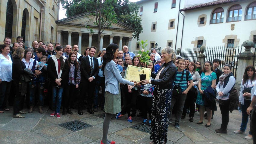 Yesterday’s visit to Gernika.  The president of the General Assembly of Bizkaia, Ana Otadui presented a sapling of the Tree of Gernika to a representative of the Casa Basca in Sao Paulo (photoArrateCoscojuela