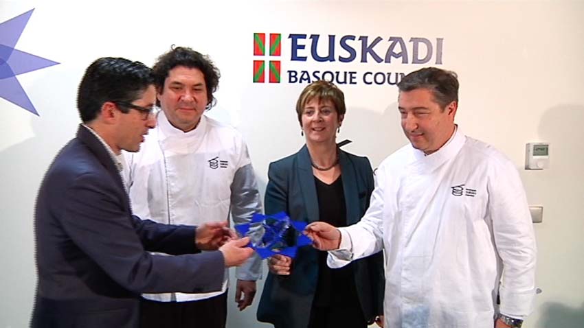 Manager of the BCC Jose Mari Atxega, and Chef Acurio, with the Basque Government representative, Arantxa Tapia and Joan Roca (photoIrekia)