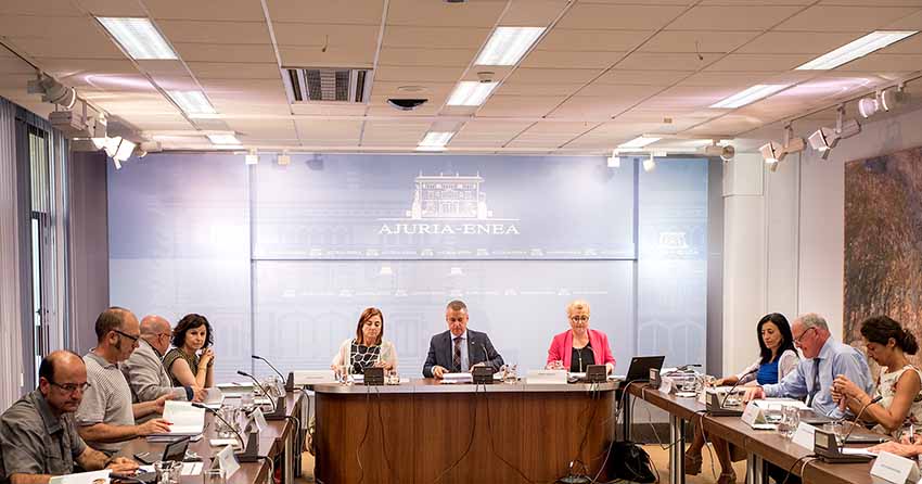 El lehendakari Urkullu presidió ayer en Vitoria-Gasteiz la reunión del Patronato del Instituto vasco Etxepare