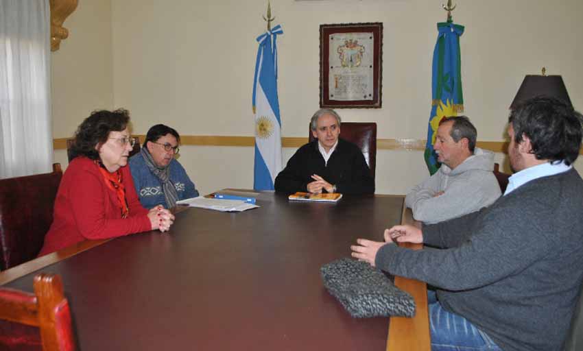 El intendente Gastón y el concejal Muscarello junto a Juan Ignacio Cazaux, Gustavo Armendáriz y Ana María Sallenave (foto El Fuerte Diario)