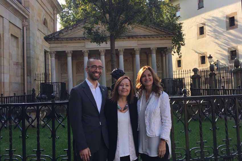 Vasco Bilbao, Nagore Goitiandia visitan el Arbol de Gernika junto a Gloria Totoricagüena