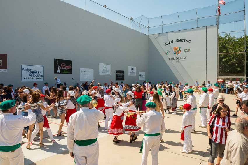 Fiestas vascas de Bakersfield en el frontón de su euskal etxea, el Kern County Basque Club