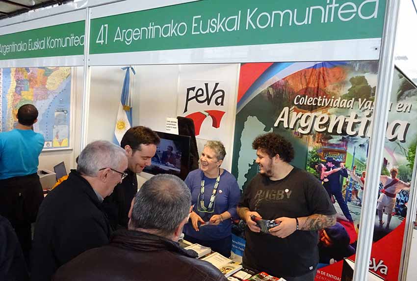 Aspecto ayer domingo del stand de FEVA y la colectividad vasco-argentina en la 51 edición de la Feria de Durango (foto EuskalKultura.com)