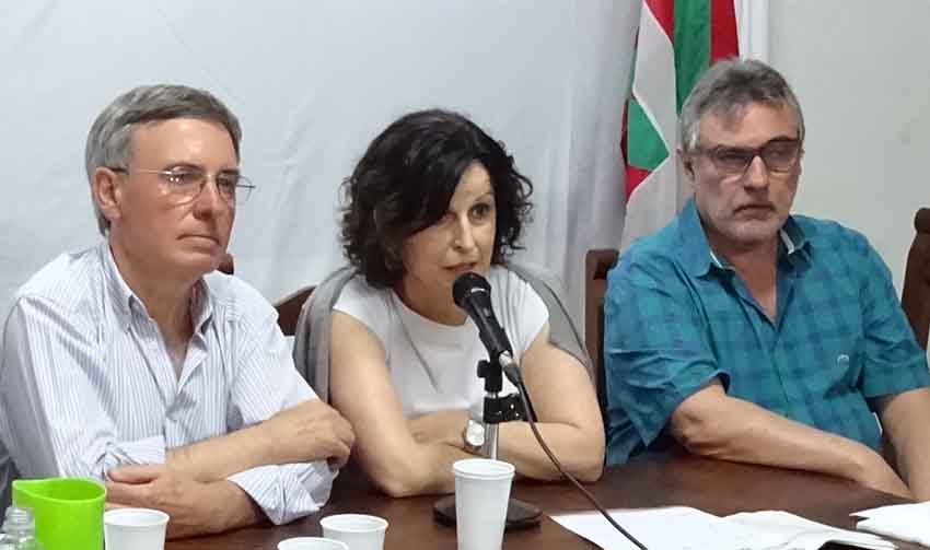 Marian Elorza a month ago at Semana Vasca in Necochea, Argentina along with Hugo Andiazabal, at her left, FEVA President, and Juan Antonio Alustiza, President of Euzko Etxea in Necochea (photoEuskalKultura.com) 