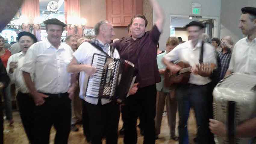 Miembros de Menditarrak, junto a Jean-Louis Bergara y Beñat Chaubadindeguy animando el ambiente en la Euskal Etxea SFBCC de San Francisco