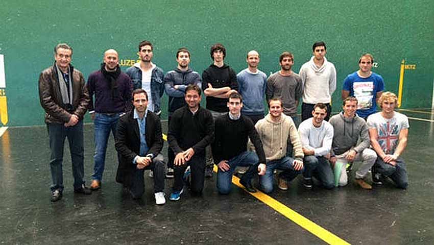 Jai Alai players along with officials from Fronton Mexico at the Jostaldi Fronton in Hondarribia (photoDeia) 