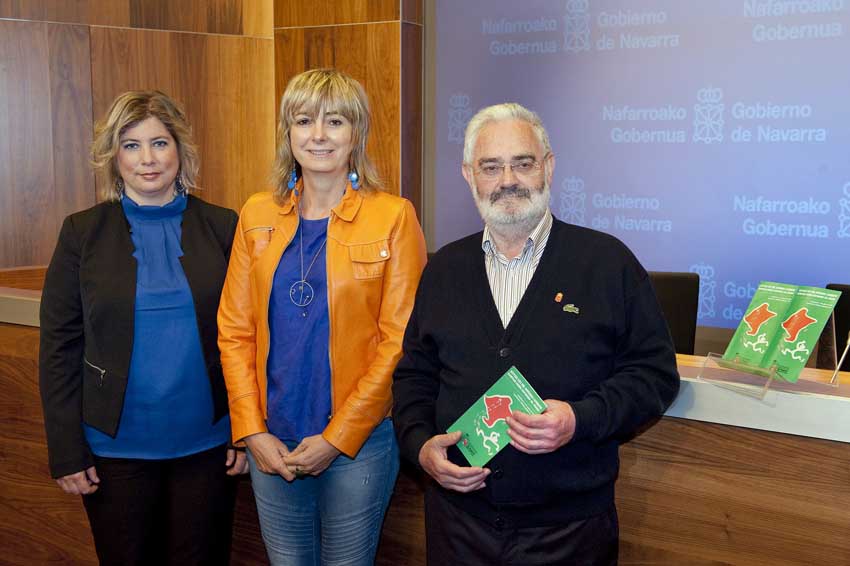 La alcaldesa de Lekunberri, Natalia Azcona, la consejera  de Relaciones Ciudadanas e Institucionales del Gobierno de Navarra, Ana Ollo, y Salvador Torres, presidente de la Federación Nacional de Hogares Navarros de España (foto Gobierno de Navarra)