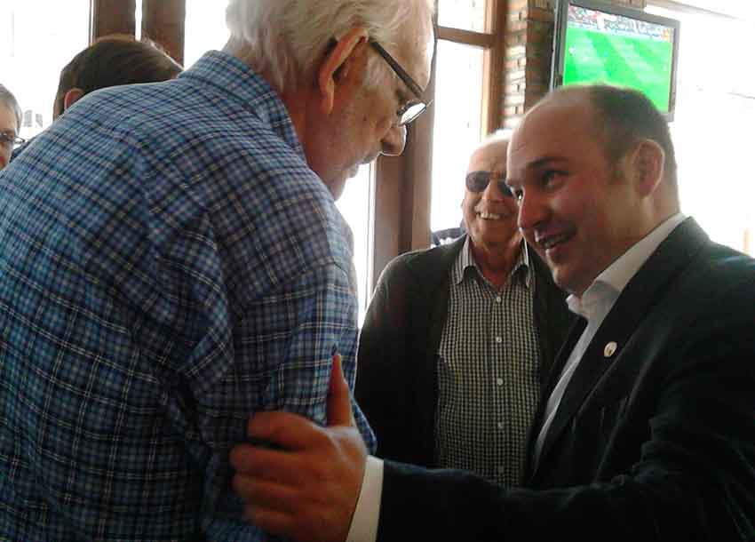 Entrega del reconocimiento a Joxean Elgezabal, de la mano de Gorka Alvarez Aranburu, director para la Comunidad Vasca en el Exterior (foto Juan Rekarte-EuskalKultura.com)