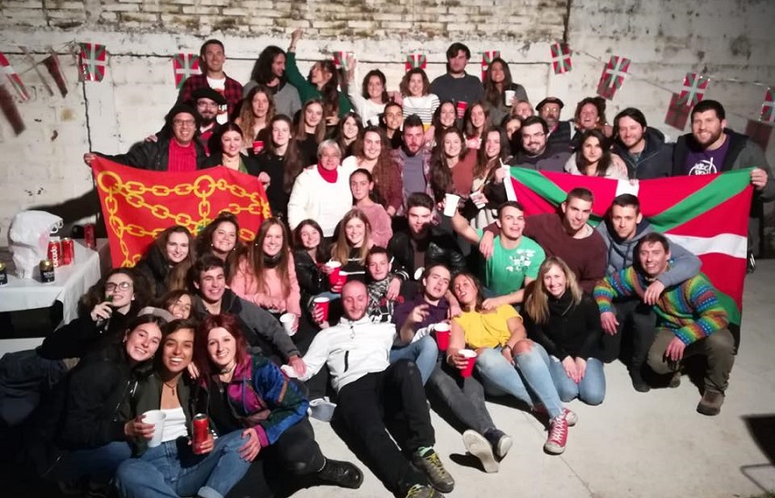 Estudiantes vascos en el Eusko Etxea