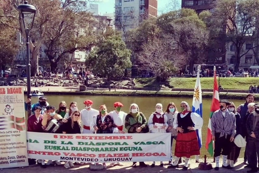 The Haize Hegoa Basque Club in Montevideo danced at the Rodo Park