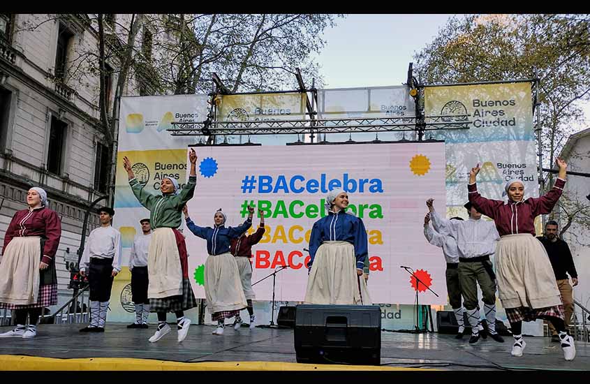 Más de una veintena de grupos vasco-argentinos de dantza actuaron en el escenario principal del Buenos Aires Celebra 2022
