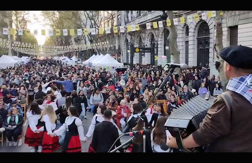 Una alegre kalejira, a los sones de la triki de Xabi Aburruzaga, marcó el final de la fiesta