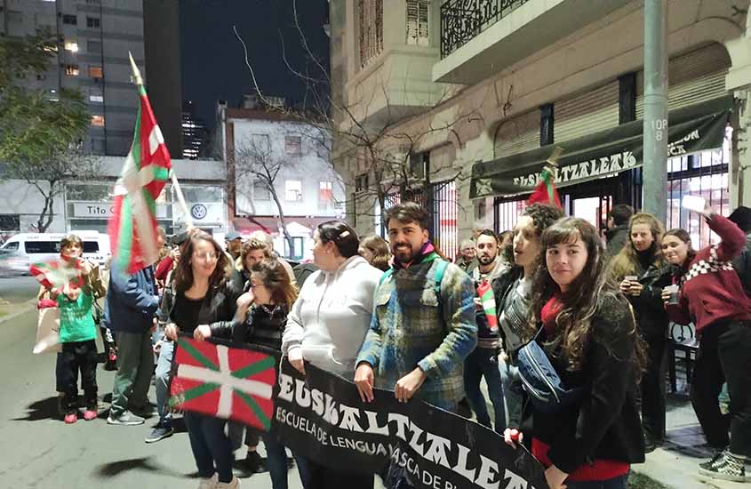 En la puerta de la sede de Euskaltzaleak, listos para salir, esta vez a los sones del txistu