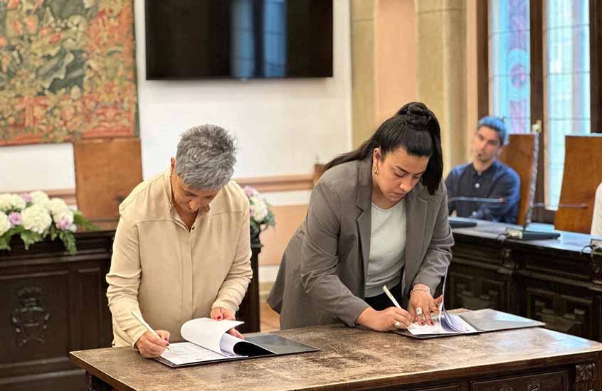 Montevideoko Sofía Espillar, eskuinean, eta Durangoko Ima Garrastatxu, ezkerrean, senidetze akordioa sinatzen